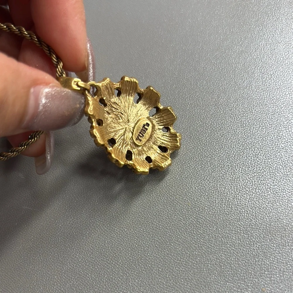 Yusi’s Elegant Gold and Black Necklace Set - Picture 3 of 7
